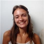 Mi nombre es Micaela, soy socióloga y tengo una larga trayectoria como docente en materias de ciencias sociales, en inglés y en español para alumnos de todas las edades y niveles.
